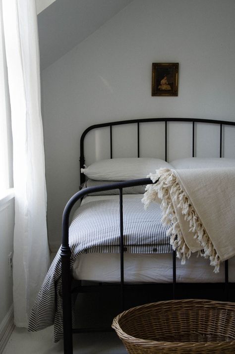 Simple Farmhouse Bedroom, Black Iron Beds, Black Metal Bed, Minimalist Dekor, Black Bed, Striped Duvet, European Home Decor, White Sheets, Iron Bed