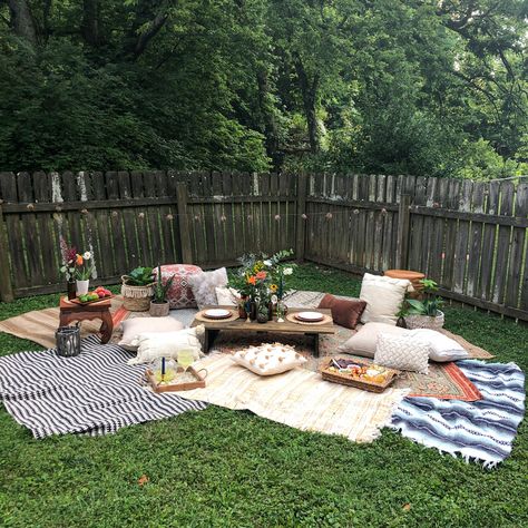 Picnic Barbeque Ideas, Elegant Picnic Decor, Boho Bonfire, Boujee Backyard, Bohemian Picnic Party, Backyard Picnic Ideas, Backyard Picnic Party, Big Picnic, Outside Picnic