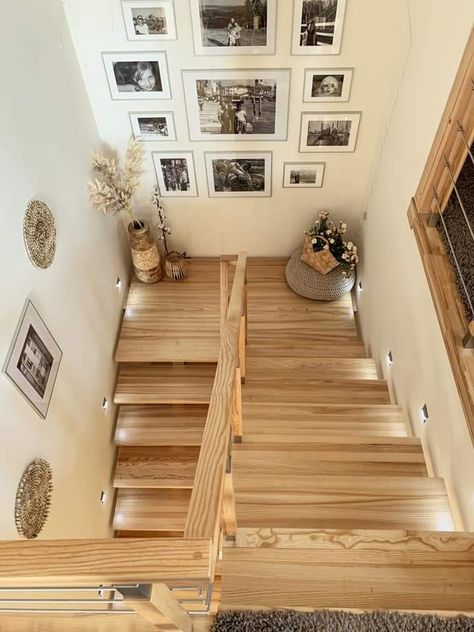 درابزين السلم, Staircase Decor, Home Stairs Design, House Stairs, Staircase Design, Stairs Design, House Inspo, Dream Home Design, Furniture For Small Spaces