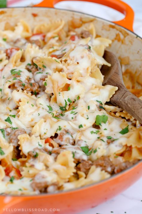 This Cheesy Beef & Tomato Pasta Skillet is sure to become your new favorite meal. This easy weeknight dinner cooks in one pan and takes less than 30 minutes! On The Road Meals, Beef Tomato Pasta, Yellow Bliss Road, Beef Tomato, Pasta Skillet, Skillet Pasta, Cheese Tomato, Pan Dinners, Interesting Recipes