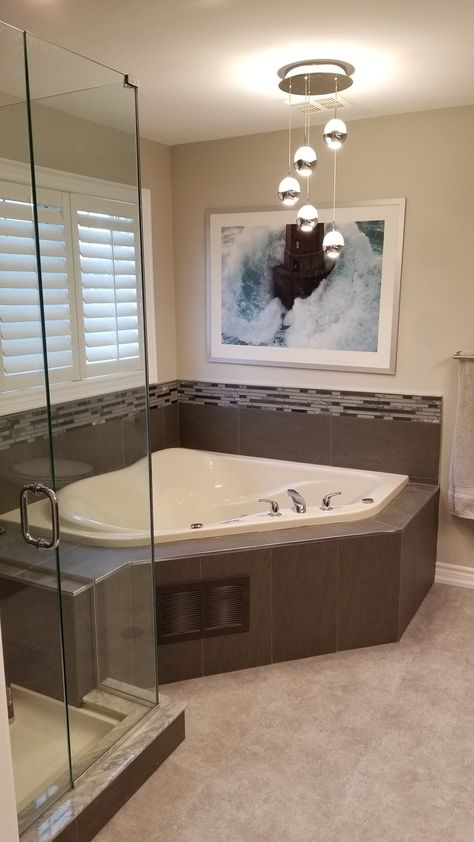 Updated jacuzzi tub with accent tiles Jacuzzi Tub Bathroom, Jacuzzi Bathroom, Corner Jacuzzi Tub, Tub Remodel, Top Bathroom Design, Jacuzzi Bathtub, Jetted Bath Tubs, Luxury Master Bathrooms, Corner Tub