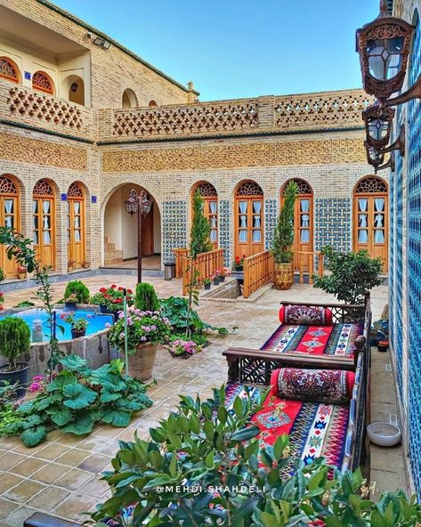 Traditional Persian House, Persian Balcony, Persian House Decor, Persian Garden Design, Iranian Interior Design, Iranian Home, Persian Interior Design, Persian House, Persian Gardens