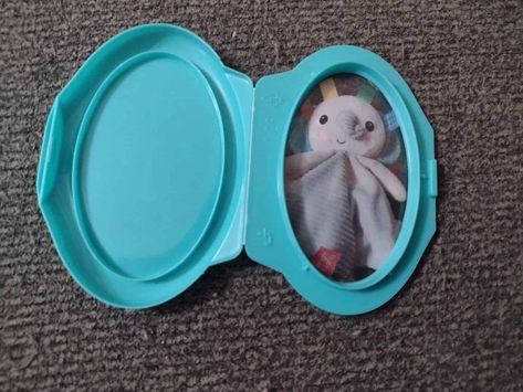 Reuse baby wipe lids to familiarize your toddler with family memebers through pictures Baby Wipe Lid Ideas, Diy Board Book, Toddler Family Photos, Toddler Crayons, Baby Wipe, Family Photo Album, To My Parents, Wet Wipes, Board Book