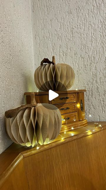 Pumpkins Made Out Of Books, Book Page Pumpkins Diy, Homemade Pumpkin Decorations, Handmade Pumpkins Diy, November Diy Decor, Paper Pumpkins Diy, Book Pumpkin Diy, Halloween Handmade Decorations, Diy Paper Pumpkins