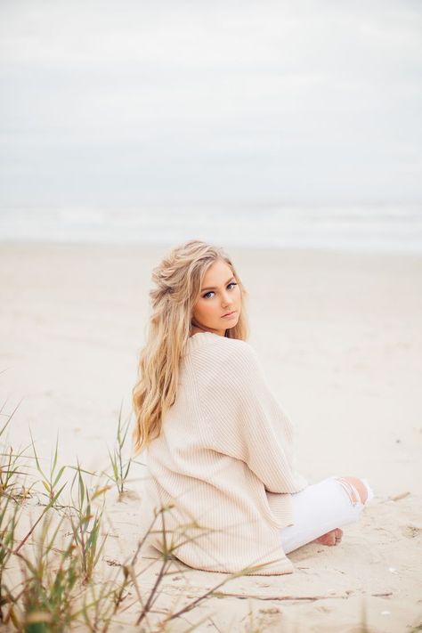 cool beach day Senior Portraits Beach, Senior Portraits Girl, Senior Photo Outfits, Senior Photo Poses, Beach Photography Poses, Beach Portraits, Senior Poses, Senior Photoshoot, Family Photo Outfits