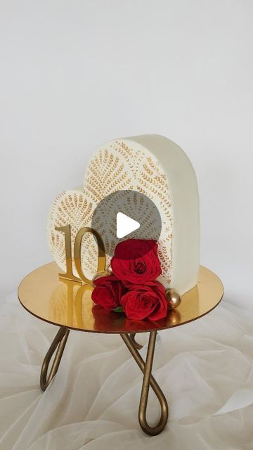 Standing Heart Cake Designs, Standing Cake Design, Valentines Cake Design Ideas, Standing Heart Cake, Cake For Women Birthday, Heart Shape Anniversary Cake, Birthday And Anniversary Cake, Heart Anniversary Cake, Anniversary Heart Cake