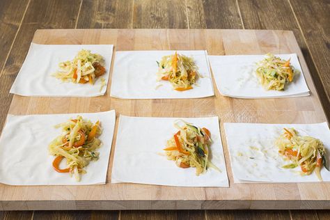 Prendete la pasta fillo e sovrapponete 2 sfoglie una sull'altra, quindi ricavate 12 quadrati della misura di circa 15 cm per lato. Mettete una cucchiaiata di ripieno sul quadrato di fillo, quindi richiudete la pasta arrotolandola, avendo cura di rimboccare verso l'interno i lembi laterali, fino a formare un involtino. Non preoccupatevi di avvolgere più volte su se stesso l'involtino, la pasta fillo stratificata in cottura diventa ancora più buona e croccante. Primavera Pasta, Pasta Fillo, Pasta Primavera, Feta Pasta, International Recipes, Quick Meals, Main Course, Finger Foods, Asian Recipes