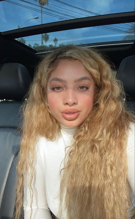 Golden Highlights Brown Hair, Kiana Lede, Lemonade Braids Hairstyles, Bleach Blonde Hair, Black Ponytail Hairstyles, Blonde Curls, Colored Curly Hair, Bleach Blonde, Baddie Hairstyles