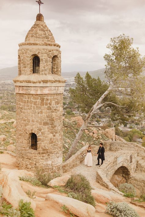 Riverside Engagement Photos at Mount Rubidoux - Kristen Booth Photography. Magical engagement session location in Southern California Wedding Photo Location Ideas, Downtown Riverside Photoshoot, Riverside Engagement Pictures, Southern California Photoshoot Locations, Socal Engagement Photo Locations, Southern California Engagement Photos, Vintage California Photography, California Photoshoot, Southern California Photography