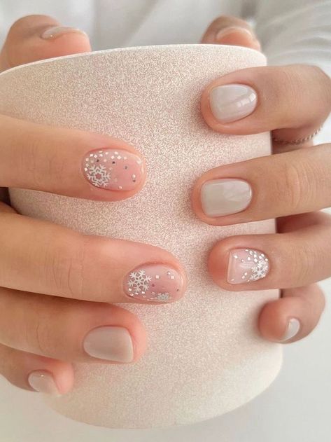 short nude nails with snowflake Short Gel Nails, Subtle Nails, Christmas Gel Nails, Simple Gel Nails, Nails Polish, Shellac Nails, Winter Nail, Gel Nail Designs, Xmas Nails