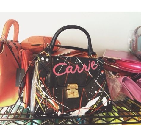 I want the Carrie diaries purse ! 80’s Aesthetic, Carrie Diaries, Off With Their Heads, Dads Room, The Carrie Diaries, Costume Bags, Model Aesthetic, Carrie Bradshaw, Classy And Fabulous