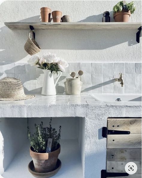 Barbacoa Jardin, Diy Small Balcony, Rustic Outdoor Kitchens, Small Balcony Ideas Apartment, Kabinet Dapur, Apartment Plants, Balcony Ideas Apartment Indian, Backyard Kitchen, Farmhouse Porch