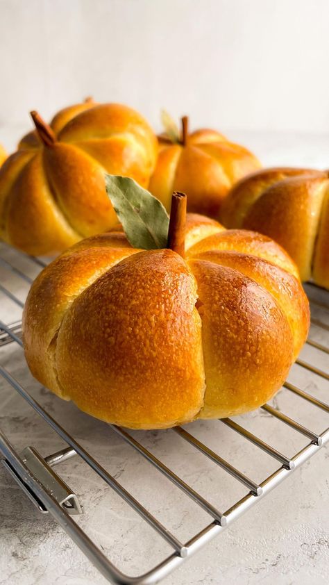 Bread by Elise’s Instagram video: “Pumpkin shaped milk buns 🎃🍂 I used my sourdough milk bread recipe for the dough (link in bio,) but split up the proof to fit with my…” Halloween Pumpkin Bread, Halloween Bread, Pumpkin Buns, Exam Inspiration, Focaccia Art, Halloween Mad, Milk Buns, Thanksgiving Bread, Milk Bread Recipe