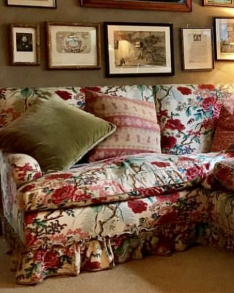 Colefax and Fowler, Chintz tall tree poppy Cozy English Living Room, Colefax Fowler, English Living Room, Stockholm Apartment, Colefax And Fowler, Floral Sofa, Pretty Furniture, Floral Chintz, Chintz Fabric