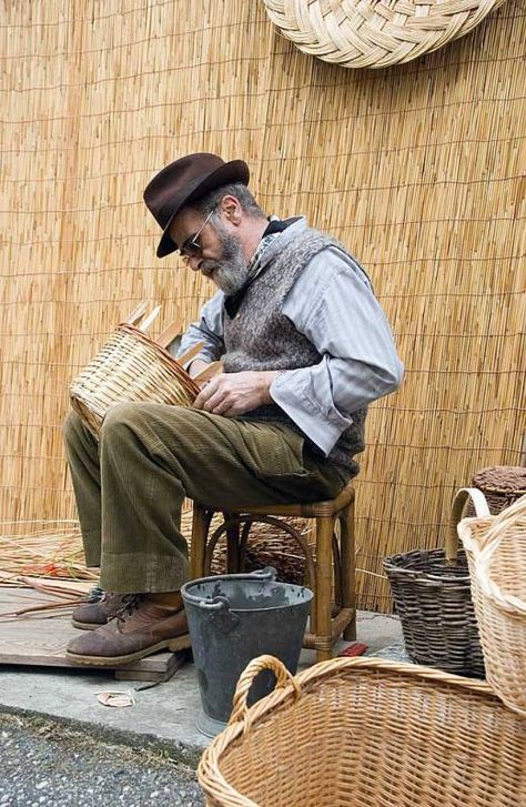 Basket Weaver, Italy Basket Weaver, Big Basket, The Last Straw, Willow Weaving, World Crafts, People Of The World, Belle Epoque, People Around The World, Music Is Life