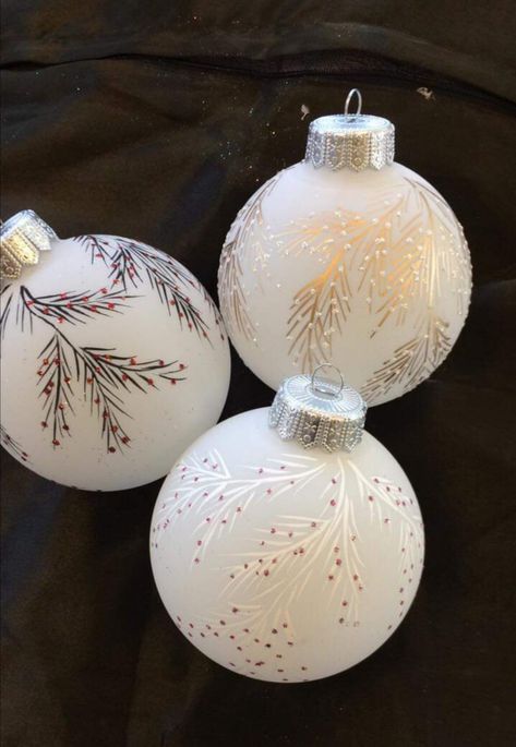 Pretty Ornaments Diy, Homemade Christmas Baubles, Christmas Ball Painting Ideas, Painted Ornament Balls, Painted Baubles Christmas, Christmas Tree Balls Diy, Clear Baubles Ideas, Paint Christmas Balls, Christmas Bauble Ideas