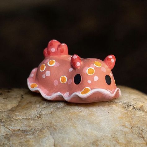 Clay Sea Animals, Tiny Clay Sculptures, Ceramic Animals Sculpture, Small Clay Creatures, Clay Slug, Cute Clay Creations, Cute Little Clay Things, Cute Clay Figures, Clay Sea Slug