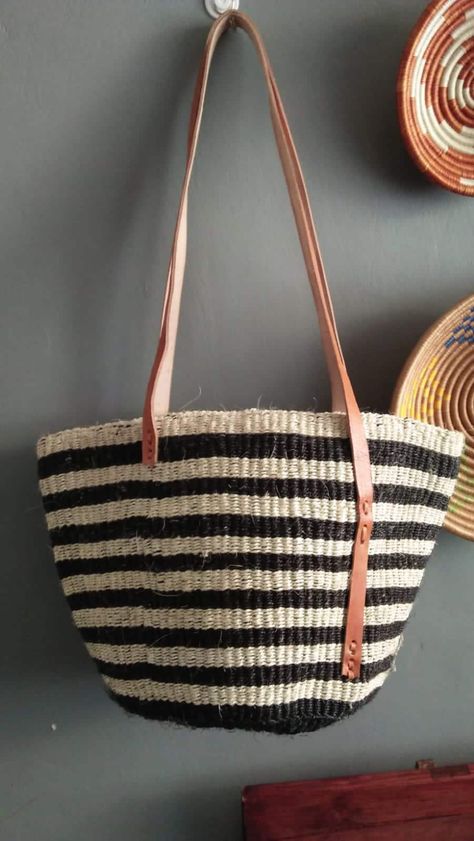 Sisal Basket, Trendy Beach, How To Make Handbags, Goat Leather, African Design, Craft Shop, Natural Dyes, Beach Bag, Kenya