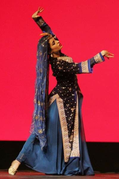 Iranian Fashion Traditional, Persian Dance Costume, Traditional Persian Clothing, Ancient Persian Clothing, Traditional Iranian Clothing, Iran Clothing, Queen Esther Costume, Persian Clothes, Persian Traditional Clothing