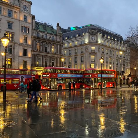 England Rainy Day, Life In London Aesthetic, Studying In London, London Scenery, London England Aesthetic, Autumn London, London Autumn, London Streets, England Aesthetic