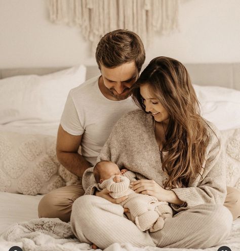 Styled Newborn Photography, Newborn Photo Shoot On Bed, Couch Newborn Photography, 6 Month Nursery Photoshoot, In Bed Newborn Photos, Family Shoot Newborn, Newborn Photos Parents, Inside Newborn Pictures, Studio Lifestyle Newborn Session