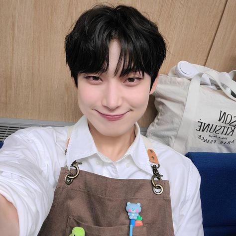 #sunoo #enhypensunoo #kimsunoo Sunoo Barista, Barista Outfits, Brown Apron, Hapkido, Orange Fox, Kim Sun, Look At The Stars, Scene Photo, Instagram Update