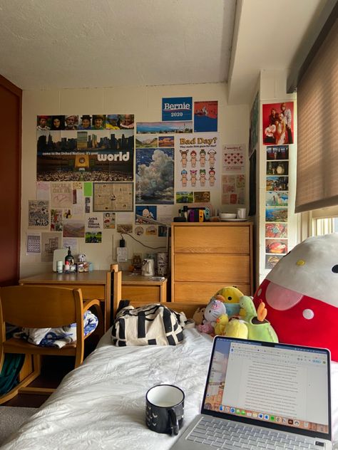 Single Dorm Room Aesthetic, College Dorm Single, Single Dorm Room Layout, Dorm Inspiration Cozy, Temple University Dorm, Single Dorm Room Ideas Colleges, Unt Dorm, Vintage Dorm Room Ideas, Dorm Room Vintage