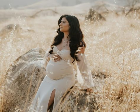 Country Maternity Photography, Ivory Maternity Dress, Maternity Boho, Couple Maternity Poses, Photo Shoot Maternity, Elegant Maternity Dresses, Fall Outfits Aesthetic, Tudor Period, Designer Photo