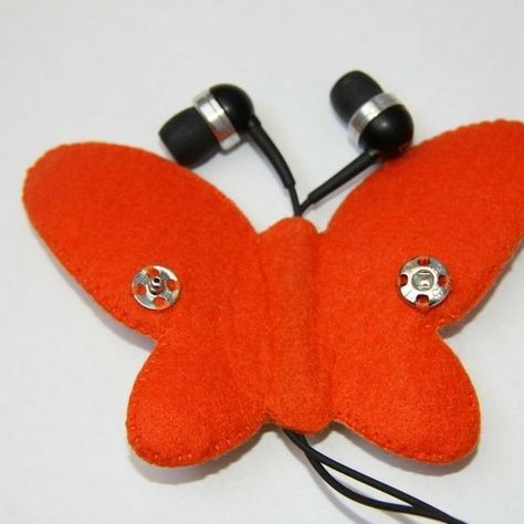 Headphones Diy Holder, Dit Gifts, Earphone Holder, Phone Accessories Diy, Earphones Holder, Diy Crafts For Girls, Vbs Crafts, Diy Holder, Felt Patterns