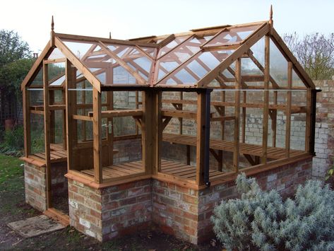 Diy Small Greenhouse, Serre Diy, Timber Greenhouse, Cheap Greenhouse, Diy Greenhouse Plans, Outdoor Greenhouse, Greenhouse Shed, Build A Greenhouse, Home Greenhouse