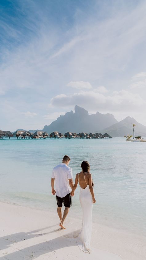 Couple Photoshoot in Bora Bora by Marc Gérard, professional photographer in Bora Bora. #Honeymoon #borabora Vacation Destinations Couples, Beach Wedding Pics, Maldives Wedding, Bora Bora Honeymoon, Honeymoon Photography, Honeymoon Pictures, Maldives Honeymoon, Honeymoon Photos, Dream Honeymoon