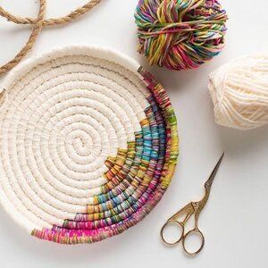 Diy Rope Design, Rope Sewing, Art Yarn Weaving, Macrame Basket, Rope Bowls, Diy Rope Basket, Basket Weaving Diy, Coiled Fabric Basket, Rope Projects