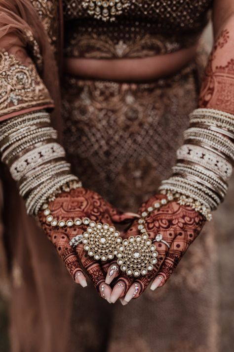 Indian Wedding Aesthetic, Gothic Wedding Dress, Wedding Traditions, Big Fat Indian Wedding, Rustic Glam, Traditional Indian Wedding, Backless Wedding, Bridal Bangles, Desi Wedding