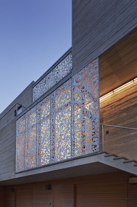 Screen Architecture, Beach House Modern, Hamptons Beach House, Hamptons Beach, Modern Porch, Laser Cut Screens, Laser Cut Panels, Outdoor Privacy, Lan Can