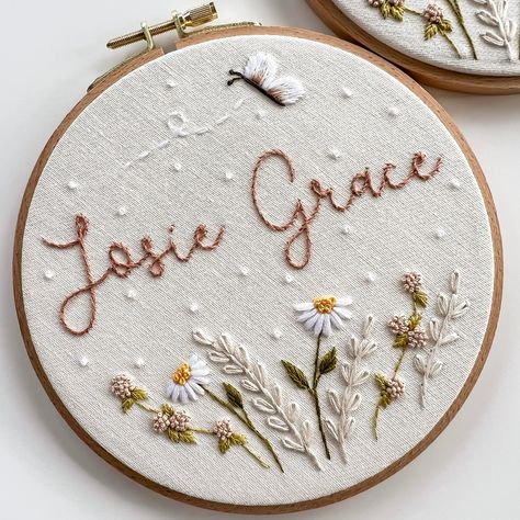 embroidery ideas Embrodery Stiching Names, Nursery Embroidery Ideas, Embroidery Names Ideas, Embroidery Name Designs, Baby Embroidery Ideas, Embroidery Baby Gifts, Embroidery Names, Embroidery Nursery, Nursery Embroidery