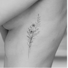 Wildflower Tattoo Ribcage, Plant Rib Tattoo, Poppy Hip Tattoo, Poppy Rib Tattoo, Spring Flowers Tattoo, Wildflower Tattoo Placement, Wildflower Rib Tattoo, Flower Tattoo Ribcage, Flower Bouquet Tattoo Ribs