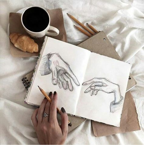 Art Organization Ideas, Holding A Pencil, Painter Photography, Blind Contour, Blind Contour Drawing, Artsy Photography, Sketching Techniques, Artist Aesthetic, Art Organization