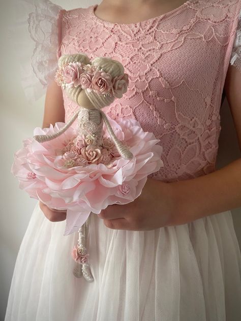 Dolls Handmade Diy, Bloom Wedding, Homemade Dolls, Yarn Dolls, Bendy Doll, Doll Diy Crafts, Fairy Crafts, Angel Doll, Flower Fairies