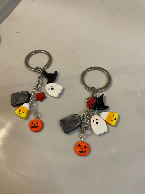 Clay keychain halloween Mould It Clay Keychain Ideas, Halloween Clay Keychain, Super Clay, Clay Keychain, Halloween Miniatures, Halloween Wall Decor, Poly Clay, Halloween 2024, Molding Clay