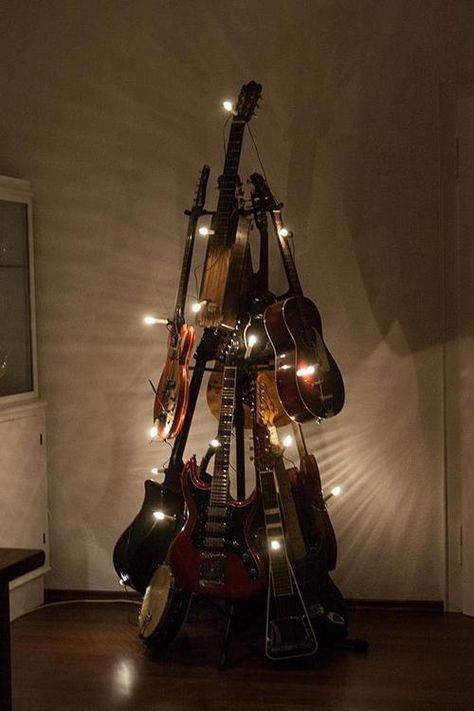 Arbol de Navidad con guitarras Learn To Play Guitar, Music Ideas, Rock N’roll, Music Decor, I'm With The Band, Merry Christmas To All, Beautiful Music, Ukelele, Music Design