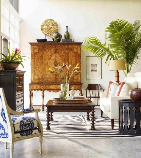 Eye For Design: Decorating Tropical Style #tropicalstylelivingroom #tropicalstyledecor #tropicalstylesittingarea #tropicalstyledesign #decorateintropicalstyle West Indies Decor, Tropical British Colonial, Colonial Style Interior, Colonial Living Room, British Colonial Decor, Colonial Interior, Colonial Furniture, British Colonial Style, Colonial Design