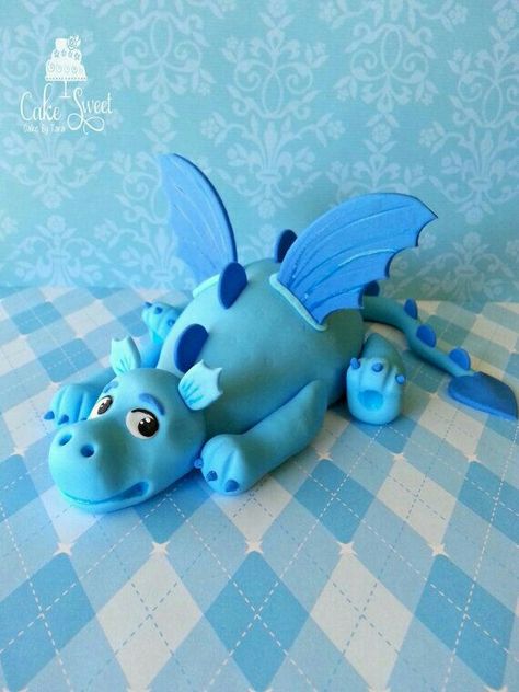 fondant dragon Fondant Dragon, Dragon Cake Topper, Dragon Cakes, Topper Fondant, Dragon Birthday Parties, Dragon Cake, Cake Topper Tutorial, Fondant Animals, Dragon Birthday