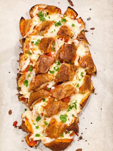 Chicken Parmesan Pull-Apart Bread Easy Homemade Breakfast, Blueberry Bagels, Baked Breaded Chicken, Blueberry Bagel, Cheese Pasta Recipes, Baked Feta Pasta, Tomato Dishes, Baked Feta, Two Ingredient