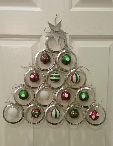 This mason jar lid Christmas tree door hanger is adorable and so easy to make at home! This was made by Bri Wood and she let me share with you guys! Adorable. Supplies Needed: 15 canning lids 14 small ornament bulbs Clothespins Twine Hot glue gun Metal glue Directions: “I used the wide mouth canning … Mason Jar Lids Crafts, Jar Lid Crafts, Crafty Morning, Tree Door, Centerpiece Christmas, Christmas Mason Jars, Mason Jar Crafts Diy, Deco Originale, Mason Jar Lids