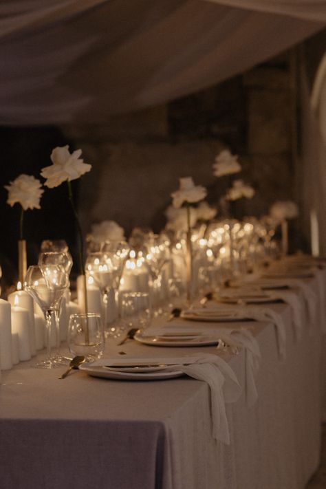 Textured Table Linen Wedding, Wedding Long Tablescape, Wedding Reception 2023, Classy Table Settings Wedding, Oatmeal Table Cloth Wedding, Ethereal Wedding Tablescape, Flower Less Wedding, Romantic Wedding Design, Romantic Wedding Tablescape