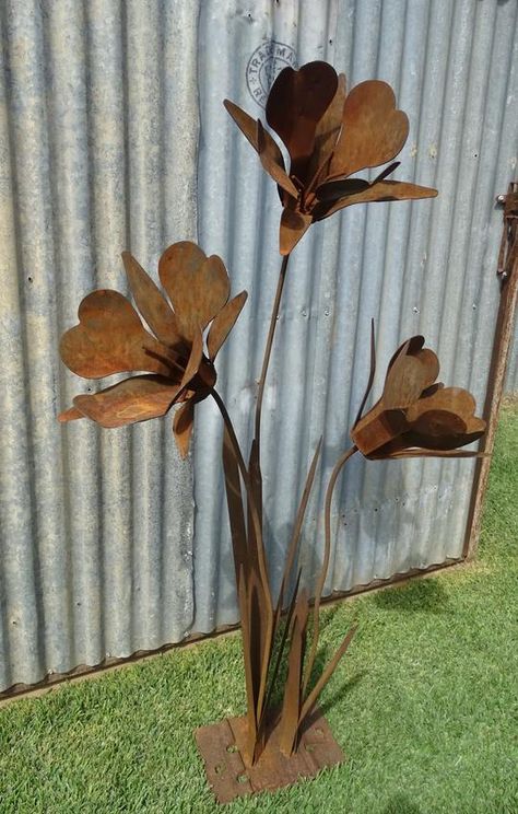 Blacksmith Flowers, Outdoor Metal Art, Metal Sculptures Garden, Flower Sculpture, Wagga Wagga, Lawn Art, Welding Art Projects, Metal Yard Art, Garden Art Sculptures Diy