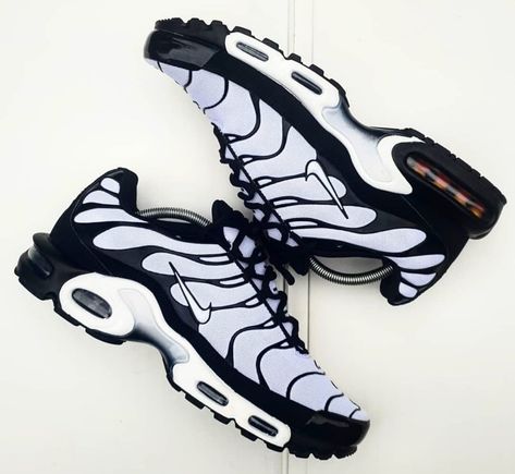 Nike Tn Shoes, Tn Shoes, Nike Tns, Best Nike Running Shoes, Nike Airmax Plus, Cars Jeep, Off White X Nike, Urban Shoes, Sneakers Street