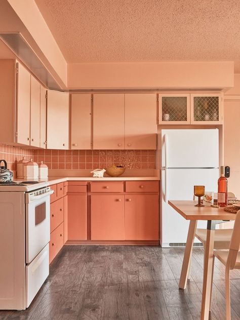 Two Color Kitchen Cabinets Ideas, Two Color Kitchen Cabinets, Kitchen Color Ideas, Coral Kitchen, Color Durazno, Pink Cabinets, Peach Kitchen, Kitchen Cabinet Color Ideas, Kitchen Cabinet Ideas