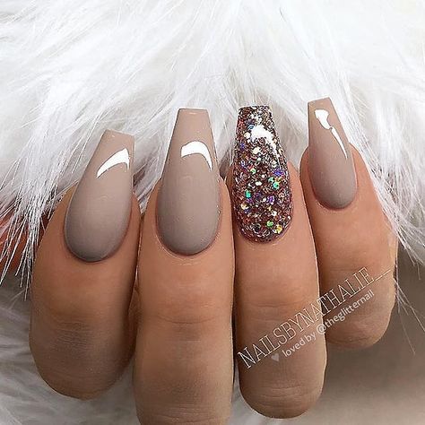 TheGlitterNail 🎀 Get inspired! on Instagram: “✨✨🦋✨✨ Warm Taupe with Glitter Accent on Coffin Nails 👌 • 💅 Nail Artist: @nailsbynathalie__ 💝 Follow her for more gorgeous nail art designs!…” Easter Nails Coffin, Nails Coffin Design, Ongles Beiges, Taupe Nails, Accent Art, Nagellack Trends, Latest Nail Trends, Warm Taupe, Trendy Nail Design