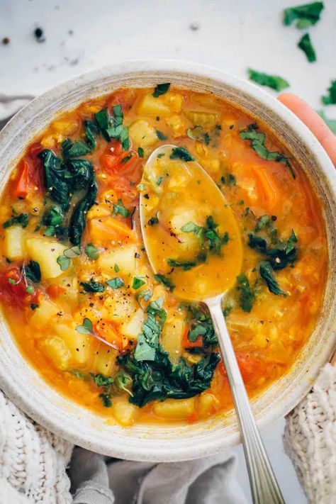 Anti-Inflammatory Veggie Soup with Turmeric 8 Soup With Turmeric, Resep Smoothie, Vegan Lentil Soup, Healthy Vegan Dinner, Veggie Soup, Vegan Soups, Vegan Soup, Healthy Soup Recipes, Healthy Soup